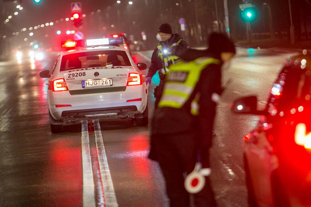 Vakare policijos patikros punktai Kaune dirba pilnu tempu