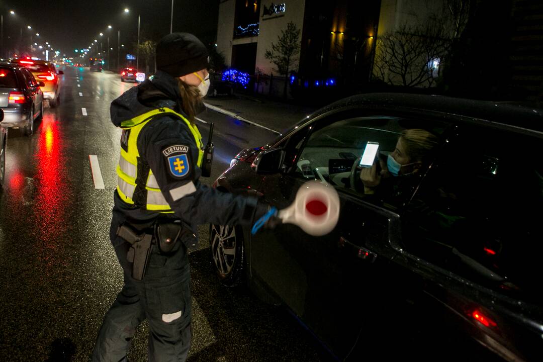 Vakare policijos patikros punktai Kaune dirba pilnu tempu
