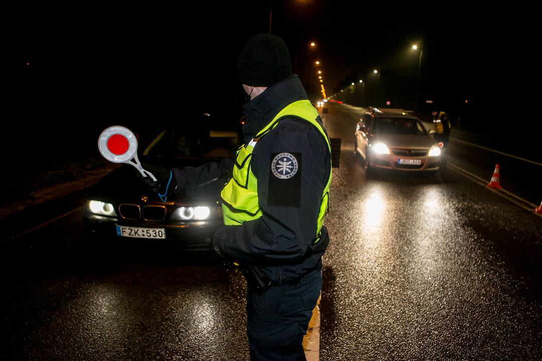 Vakare policijos patikros punktai Kaune dirba pilnu tempu