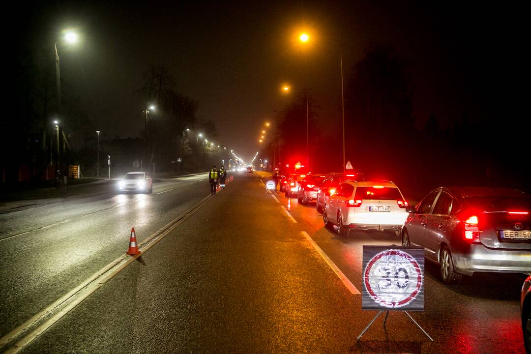 Vakare policijos patikros punktai Kaune dirba pilnu tempu