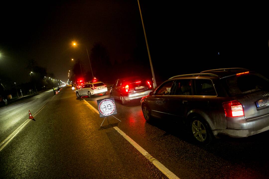 Vakare policijos patikros punktai Kaune dirba pilnu tempu
