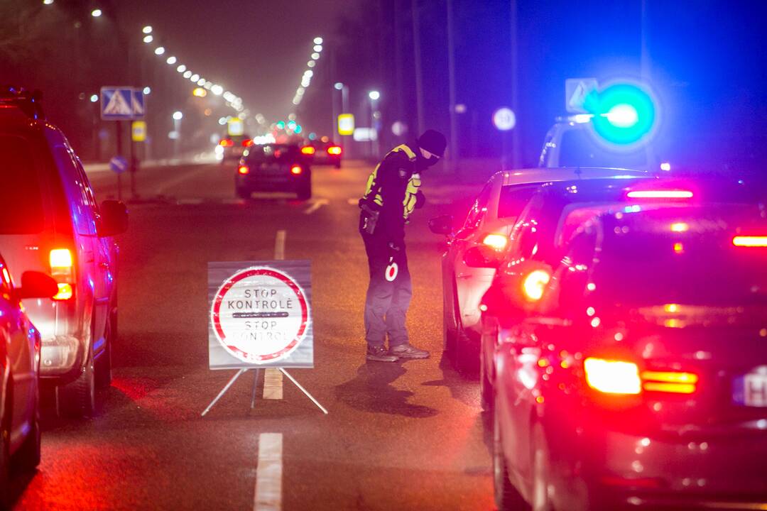 Vakare policijos patikros punktai Kaune dirba pilnu tempu
