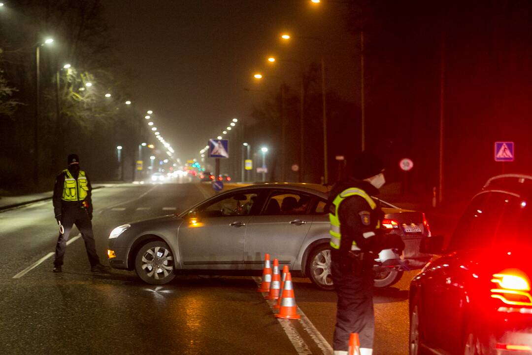 Vakare policijos patikros punktai Kaune dirba pilnu tempu