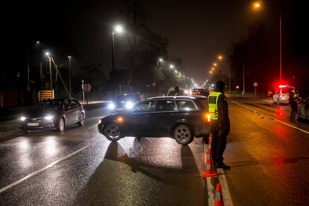 Vakare policijos patikros punktai Kaune dirba pilnu tempu