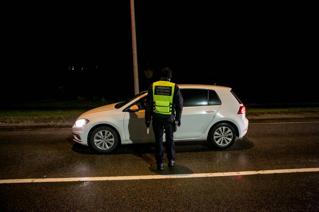 Vakare policijos patikros punktai Kaune dirba pilnu tempu