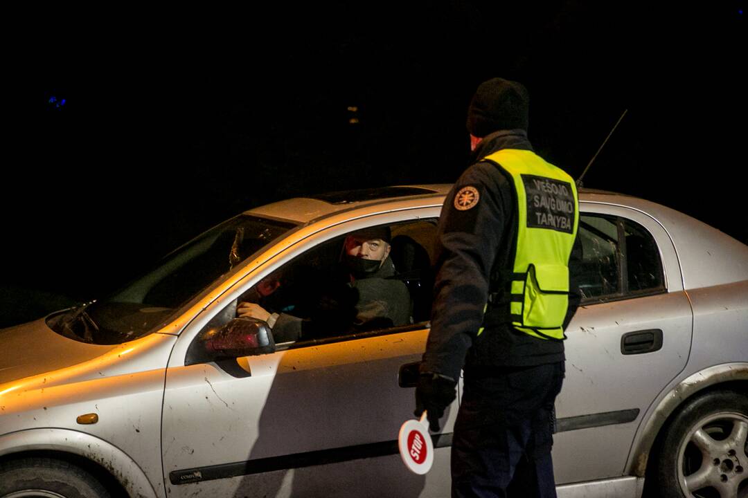 Vakare policijos patikros punktai Kaune dirba pilnu tempu