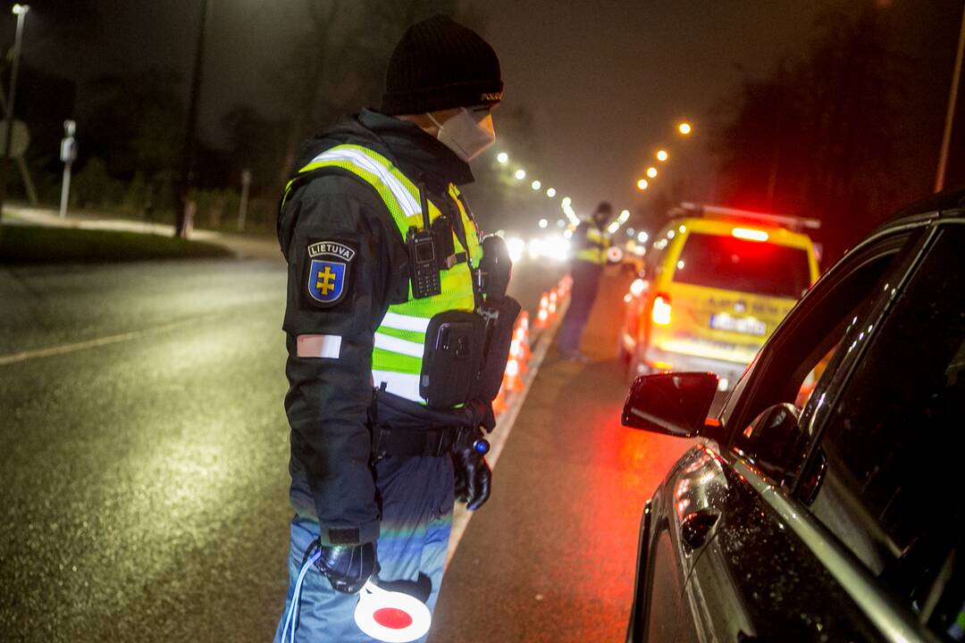 Vakare policijos patikros punktai Kaune dirba pilnu tempu