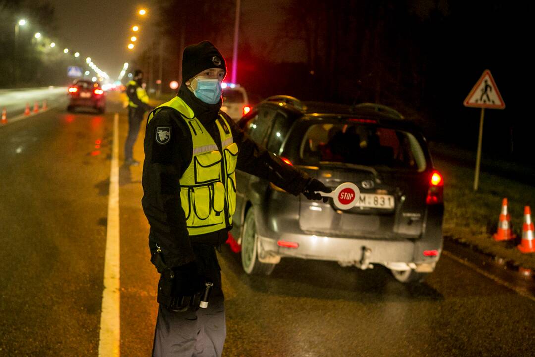 Vakare policijos patikros punktai Kaune dirba pilnu tempu