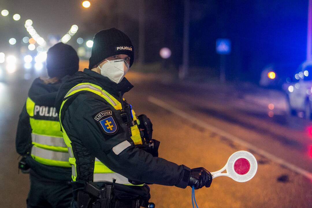 Vakare policijos patikros punktai Kaune dirba pilnu tempu