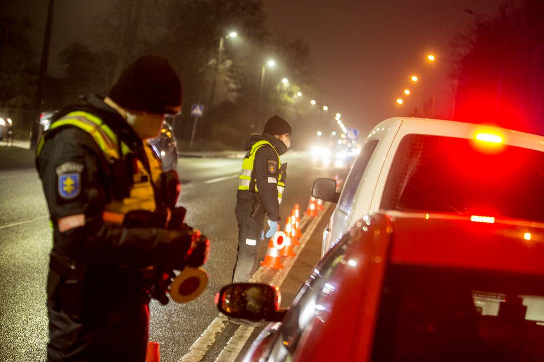 Vakare policijos patikros punktai Kaune dirba pilnu tempu
