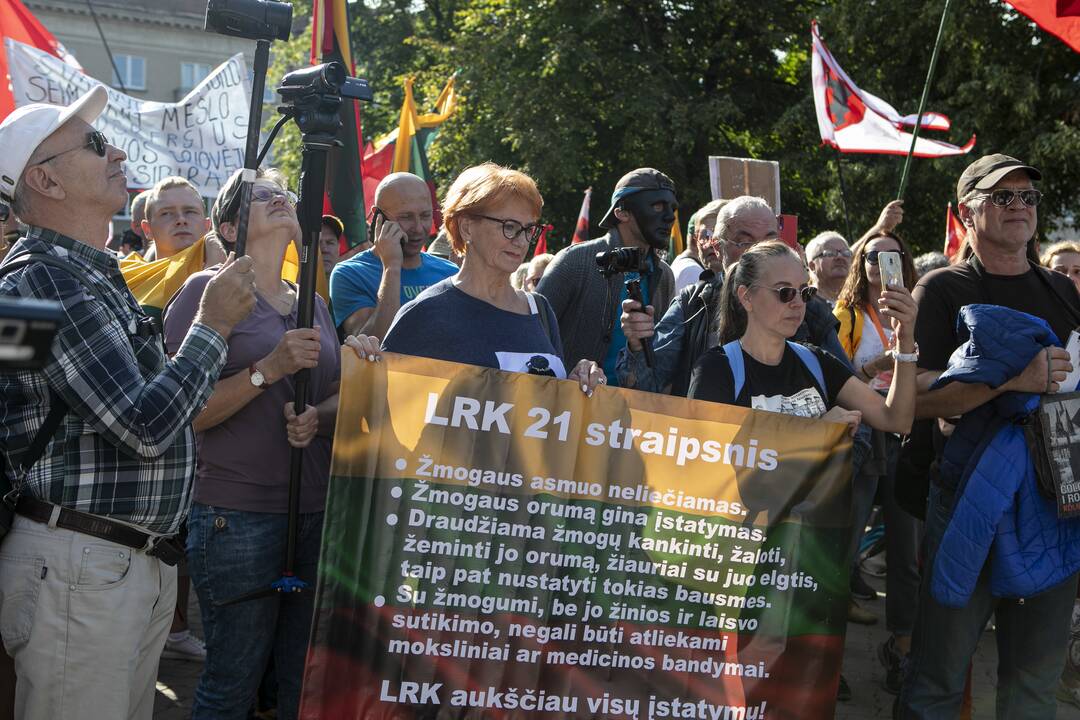 Protestas prie Seimo prieš COVID-19 ribojimus