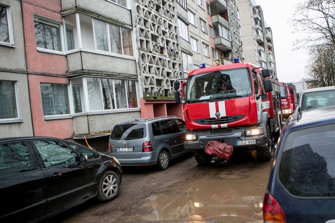 Kaune – aliarmas dėl svylančio puodo ir garų iš radiatoriaus