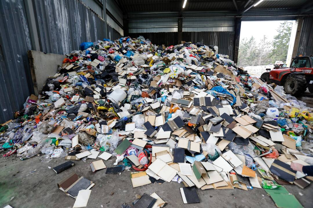 Senovinės LSMU bibliotekos knygos – šiukšlyne