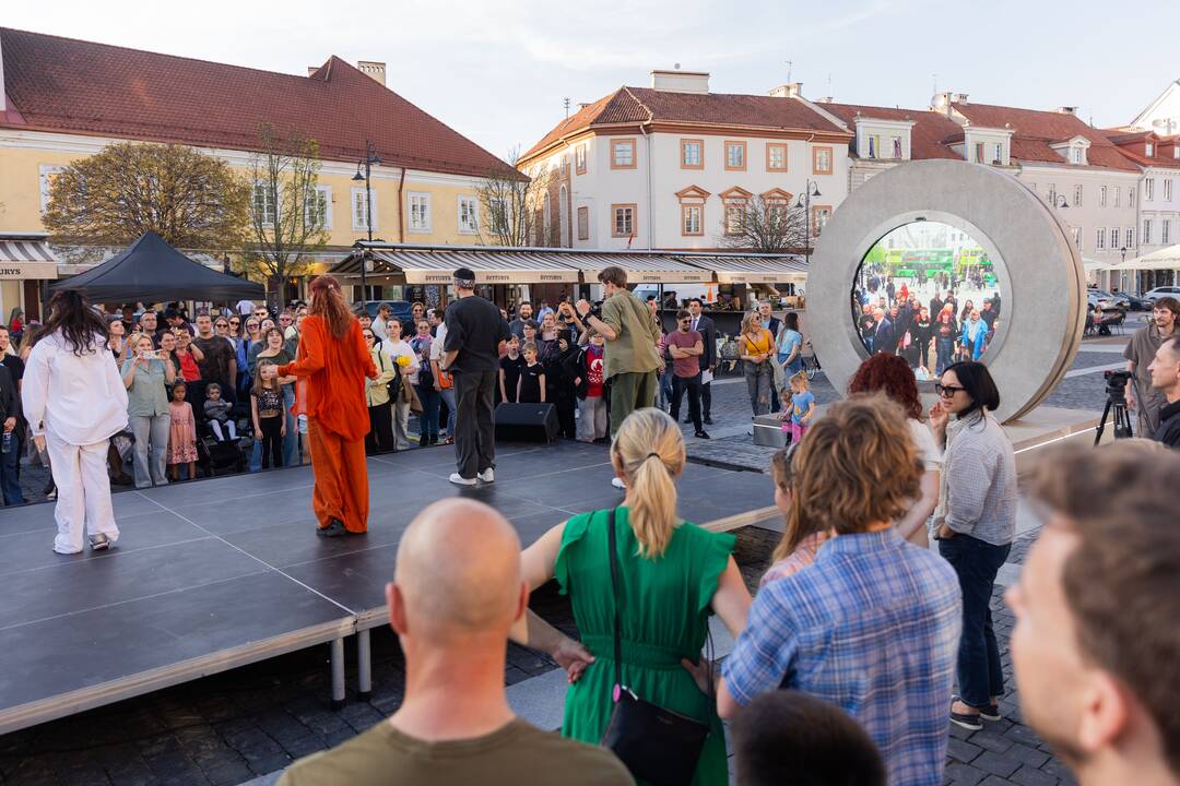 Rotušės aikštėje atidarytas Vilnių su kitais miestais jungiantis „Portalas“