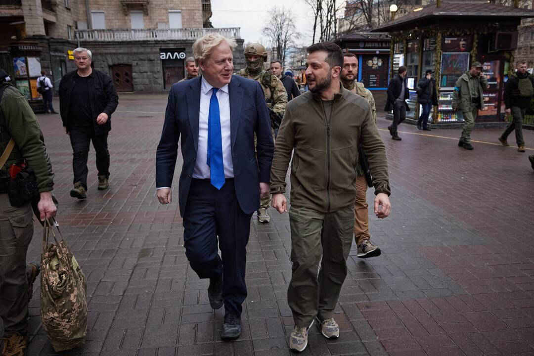 Borisas Johnsonas (kairėje) ir Volodymyras Zelenskis (dešinėje)