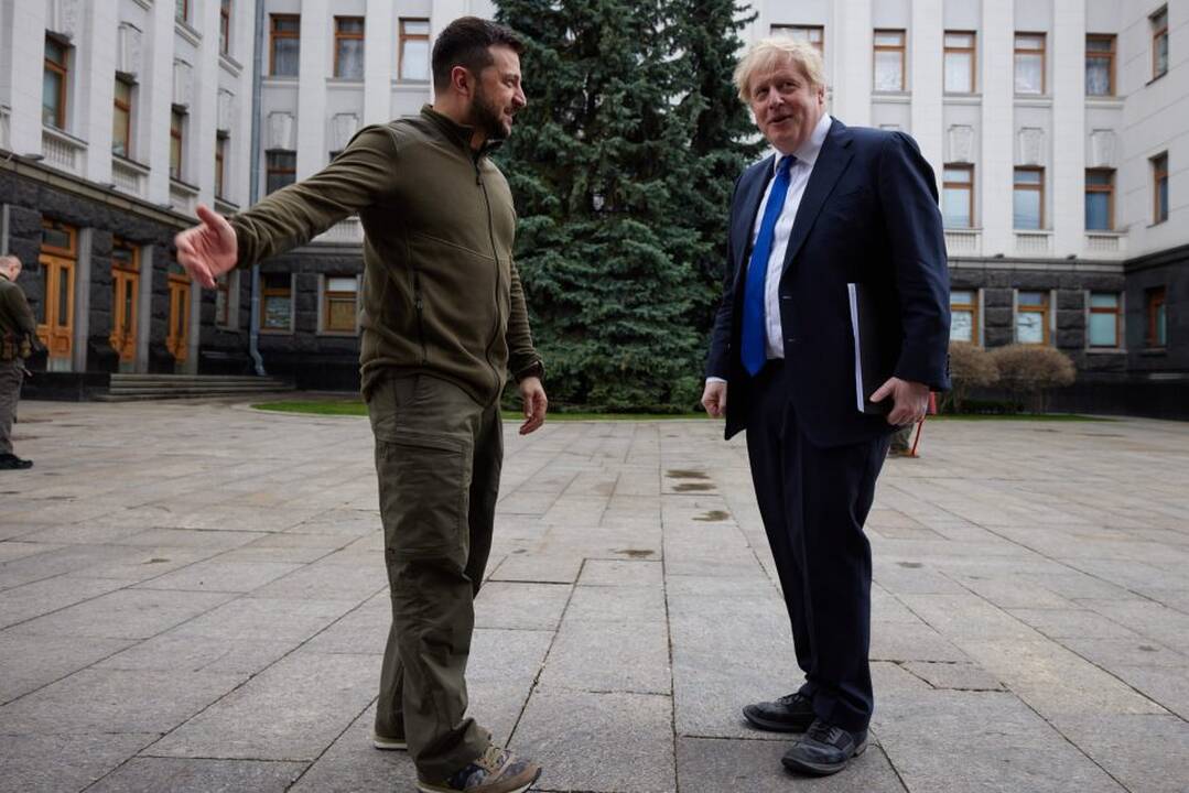 Borisas Johnsonas (kairėje) ir Volodymyras Zelenskis (dešinėje)