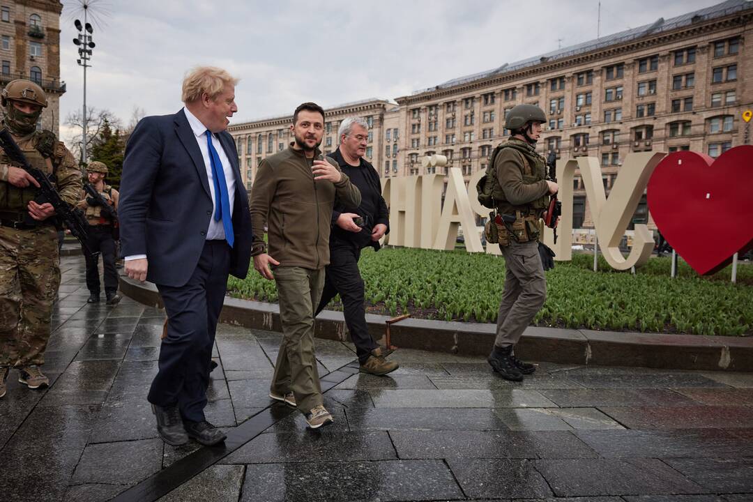 Borisas Johnsonas (kairėje) ir Volodymyras Zelenskis (dešinėje)