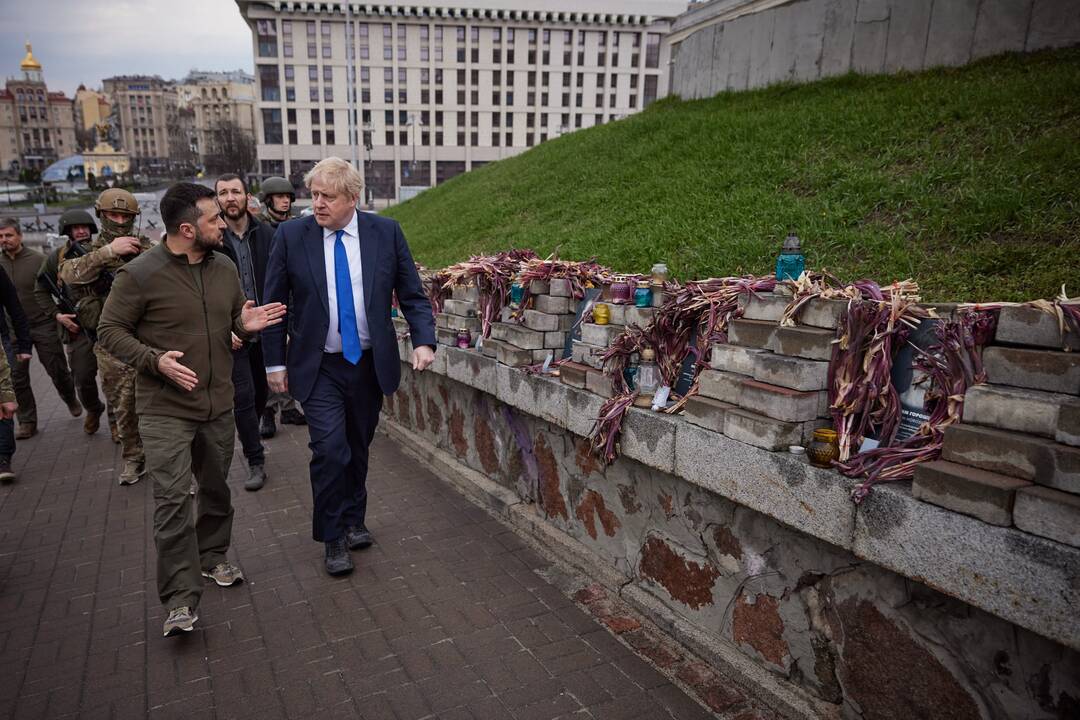 Borisas Johnsonas (kairėje) ir Volodymyras Zelenskis (dešinėje)
