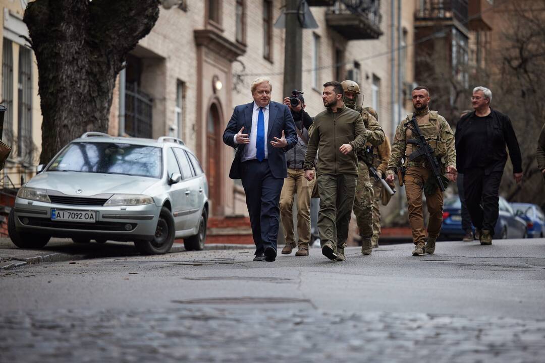 Borisas Johnsonas (kairėje) ir Volodymyras Zelenskis (dešinėje)