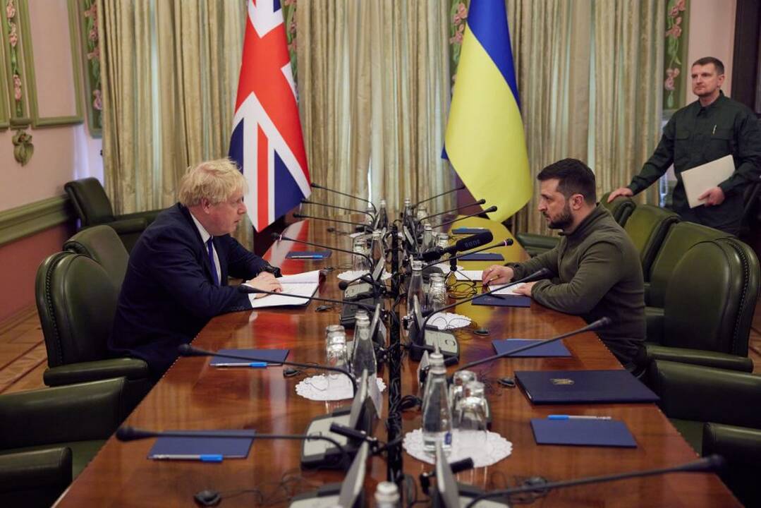 Borisas Johnsonas (kairėje) ir Volodymyras Zelenskis (dešinėje)