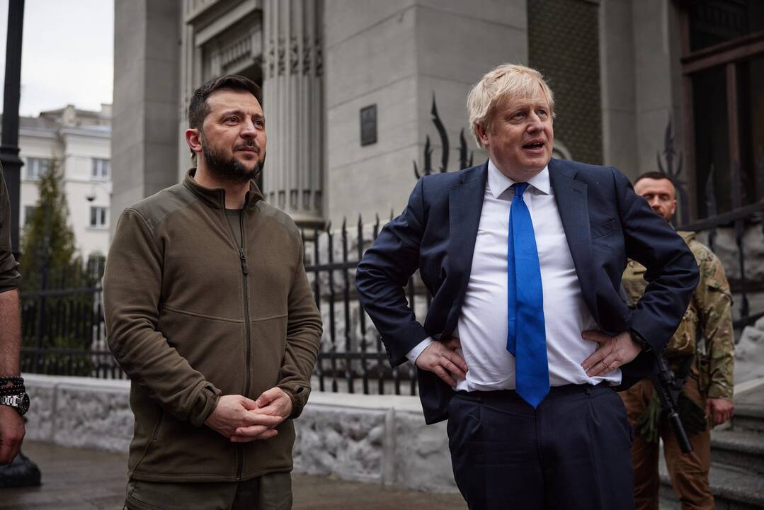 Borisas Johnsonas (kairėje) ir Volodymyras Zelenskis (dešinėje)