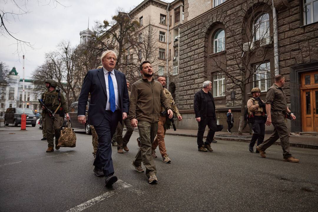 Borisas Johnsonas (kairėje) ir Volodymyras Zelenskis (dešinėje)