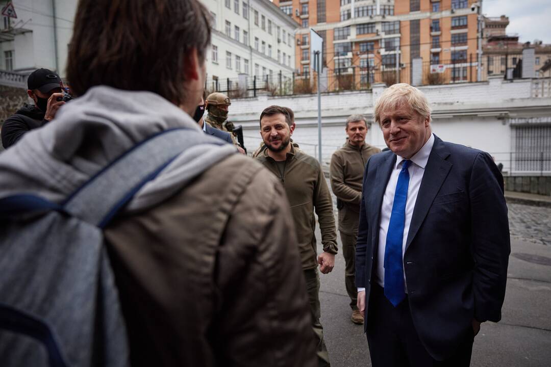 Borisas Johnsonas (kairėje) ir Volodymyras Zelenskis (dešinėje)