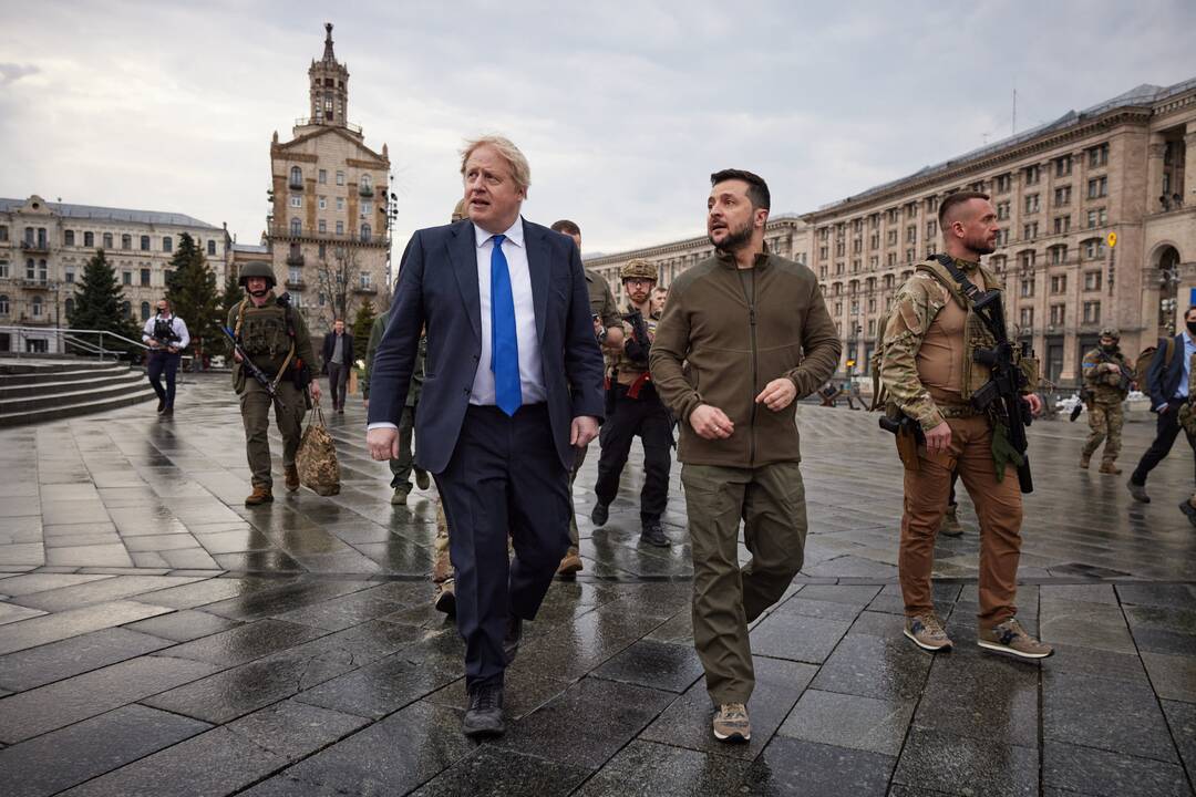 Borisas Johnsonas (kairėje) ir Volodymyras Zelenskis (dešinėje)