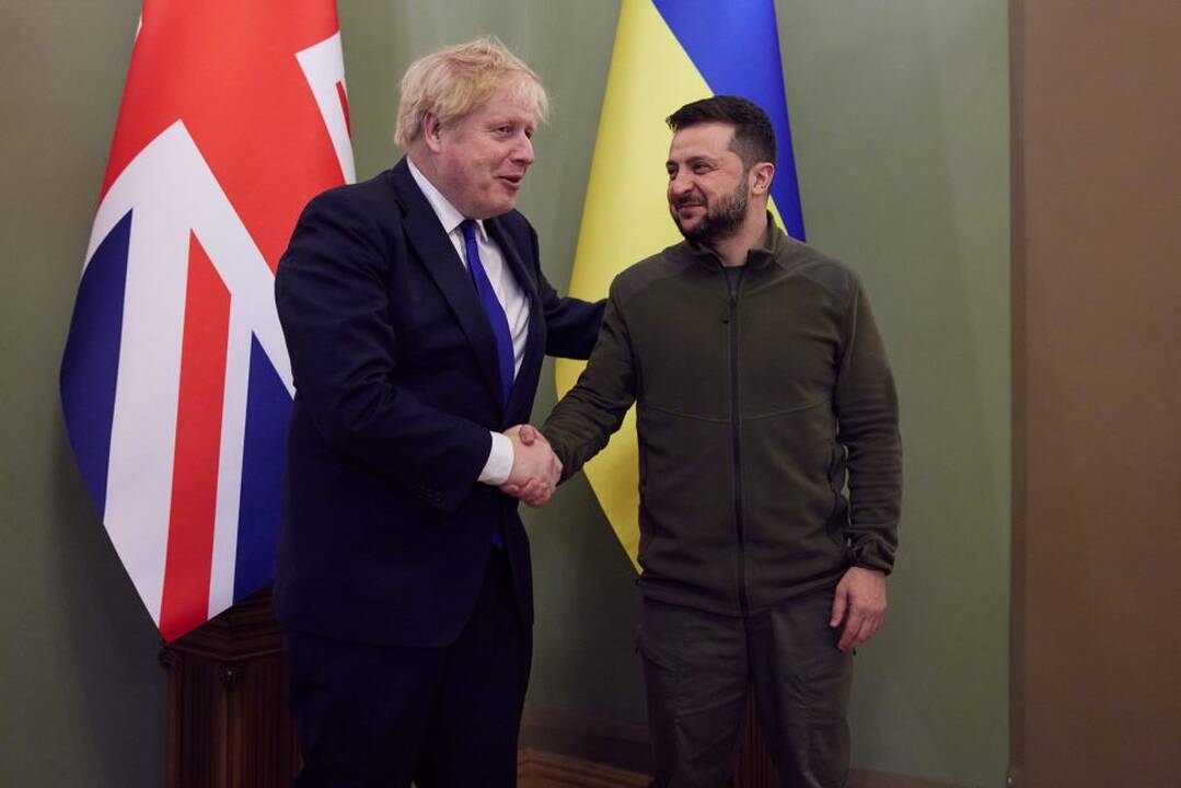 Borisas Johnsonas (kairėje) ir Volodymyras Zelenskis (dešinėje)