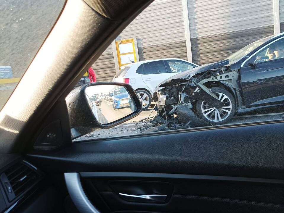 Apie masinę avariją prie „Megos“: jau nestebina