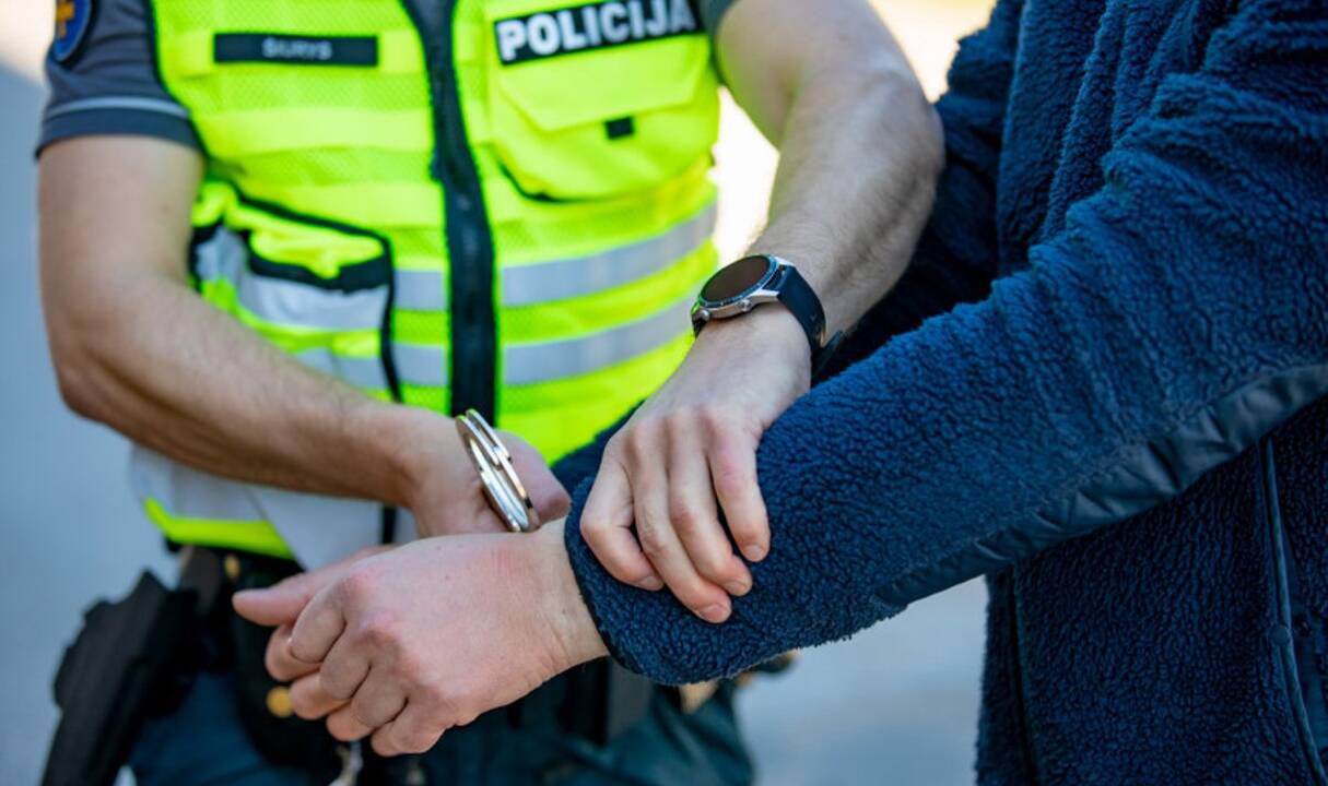 Policininkus namuose išvydęs vyras tyčia sukėlė sprogimą – nukentėjo pareigūnas  