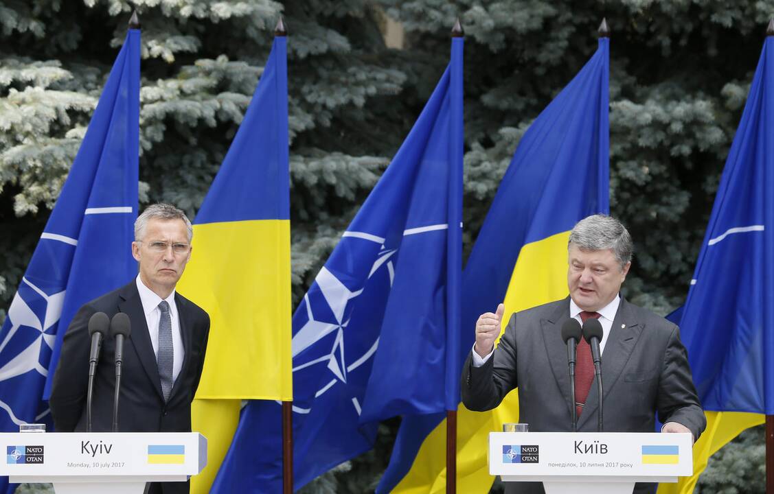 Jensas Stoltenbergas (kairėje) ir Petro Porošenka (dešinėje)