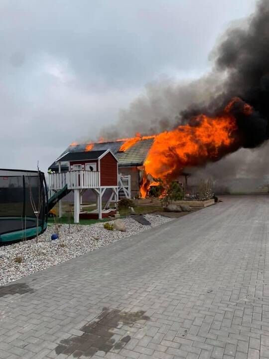 Versijos: gaisro priežastis kol kas neaiški.