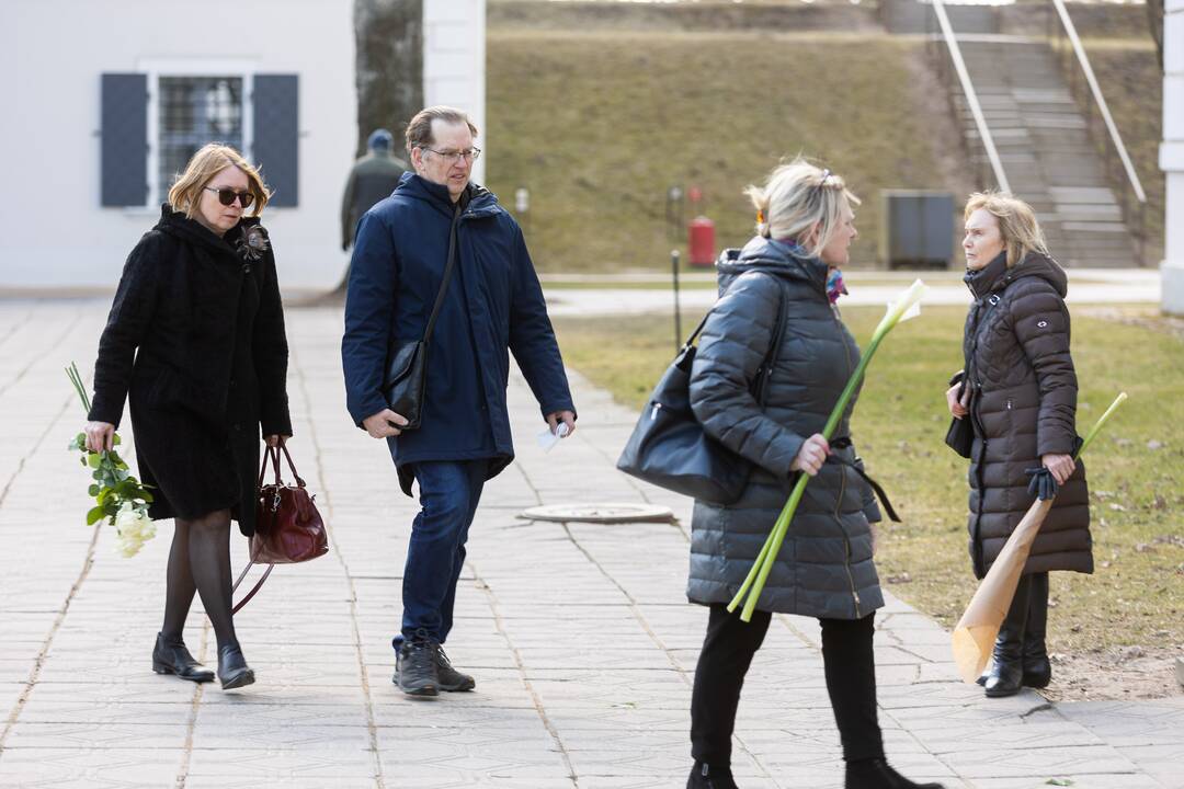 Atsisveikinama su žuvusiu M. Kvedaravičiumi