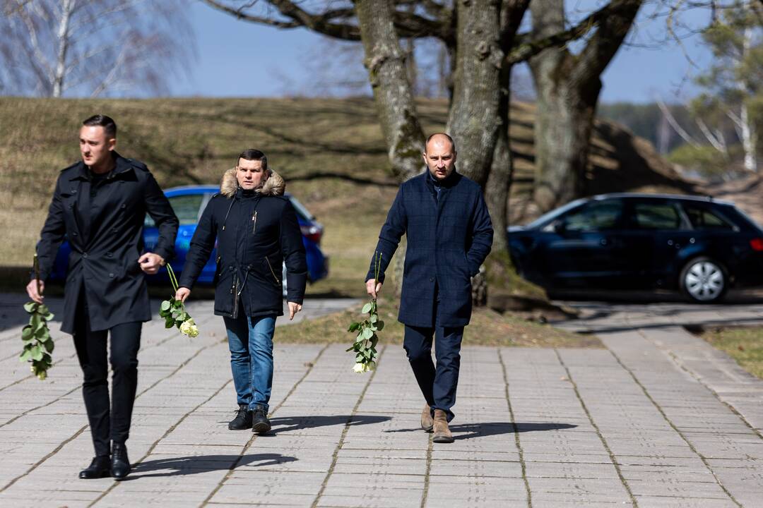 Atsisveikinama su žuvusiu M. Kvedaravičiumi