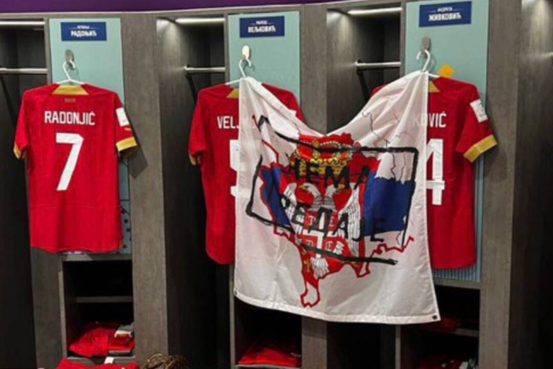FIFA pradėjo tyrimą dėl Serbijos komandos rūbinėje pakabintos prieštaringos vėliavos