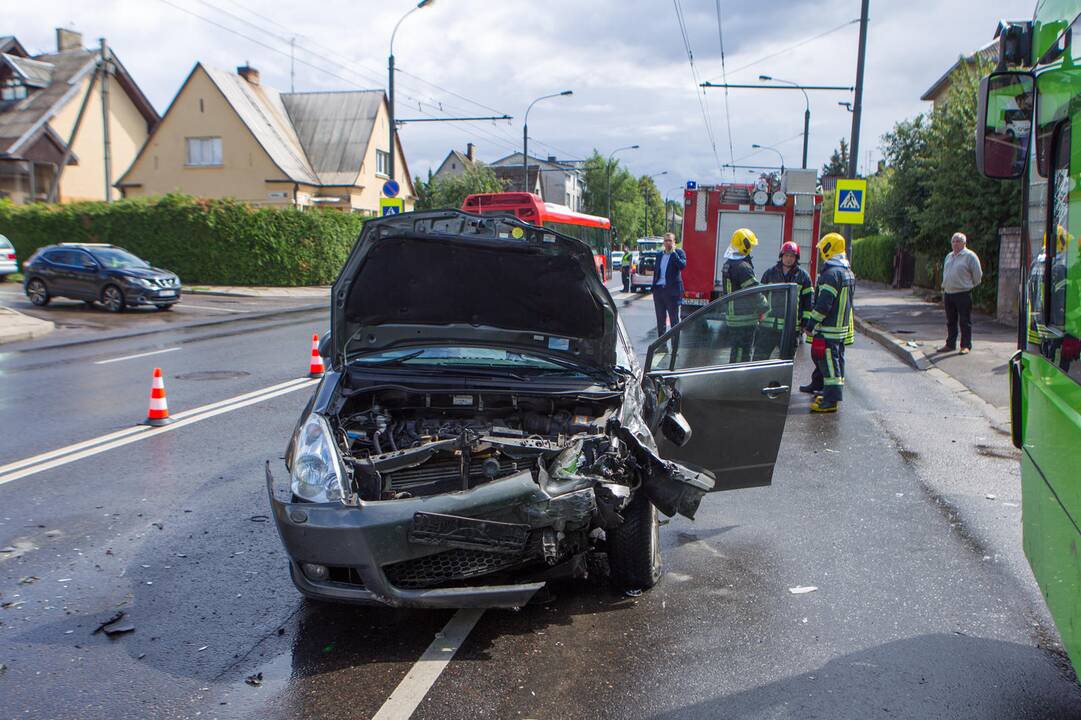 Masinė automobilių ir troleibuso avarija Kaune