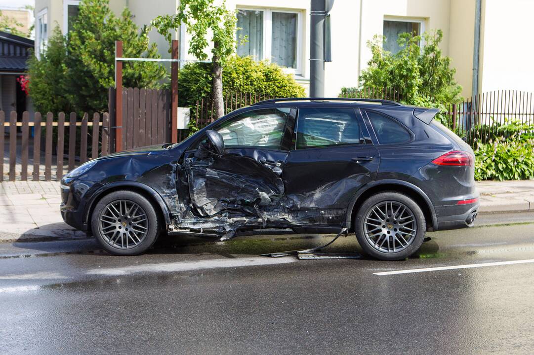 Masinė automobilių ir troleibuso avarija Kaune