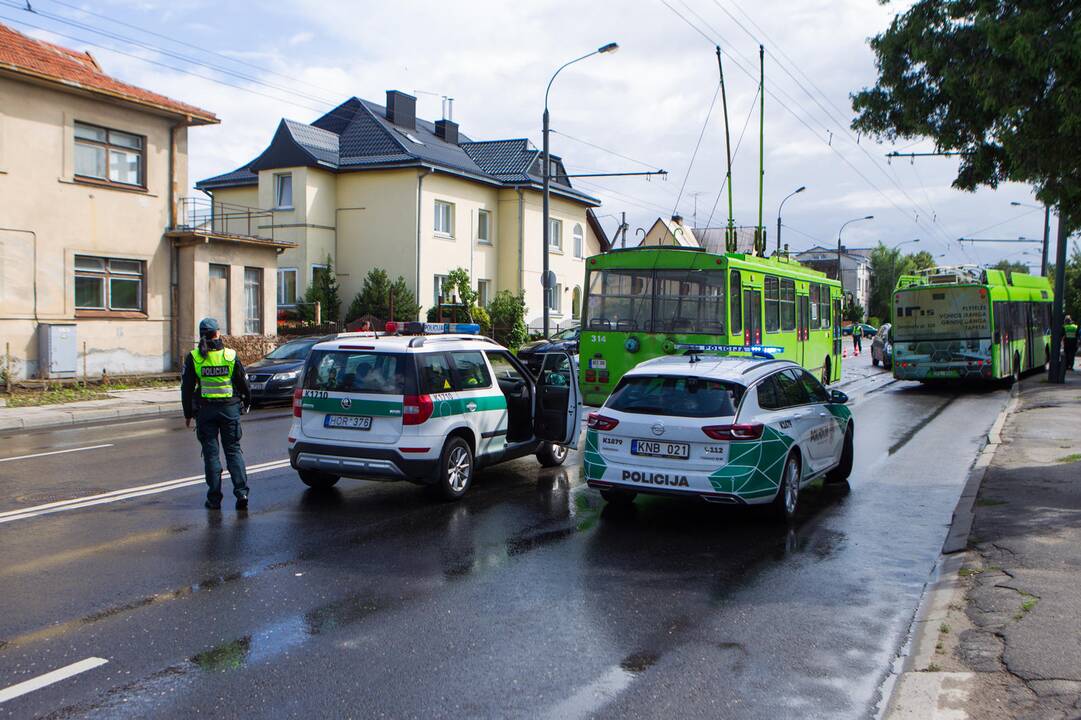 Masinė automobilių ir troleibuso avarija Kaune