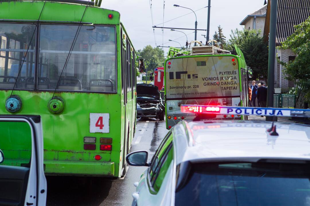Masinė automobilių ir troleibuso avarija Kaune