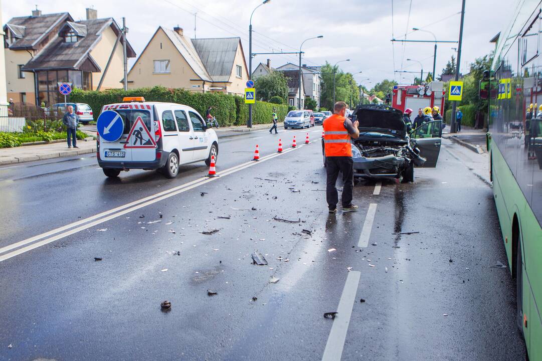 Masinė automobilių ir troleibuso avarija Kaune