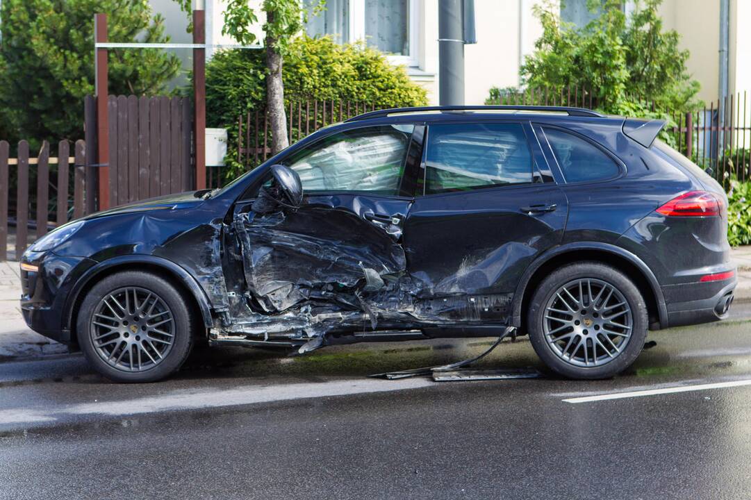 Masinė automobilių ir troleibuso avarija Kaune