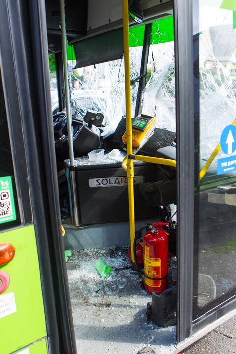 Masinė automobilių ir troleibuso avarija Kaune