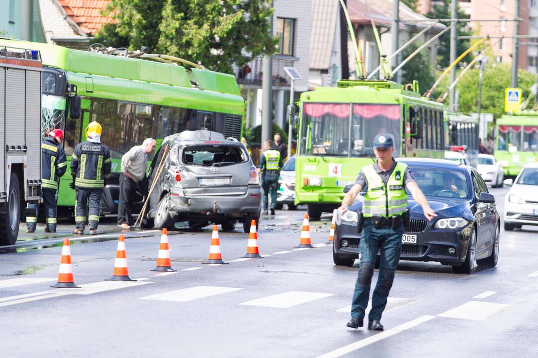 Masinė automobilių ir troleibuso avarija Kaune