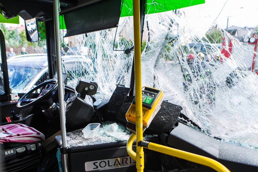 Masinė automobilių ir troleibuso avarija Kaune