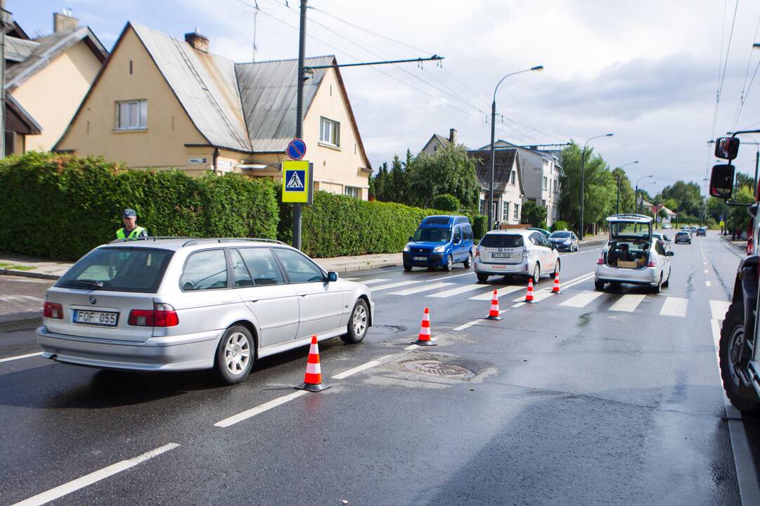 Masinė automobilių ir troleibuso avarija Kaune