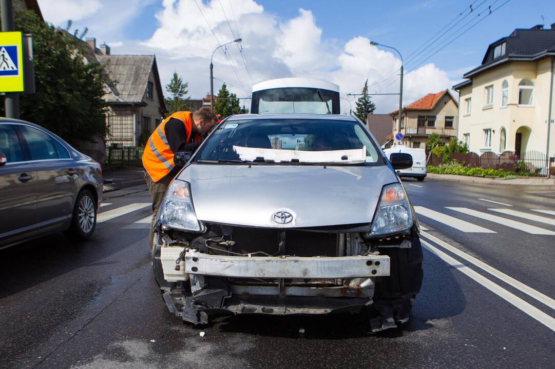 Masinė automobilių ir troleibuso avarija Kaune