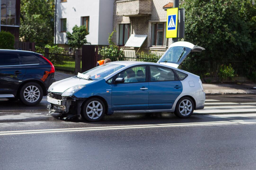 Masinė automobilių ir troleibuso avarija Kaune