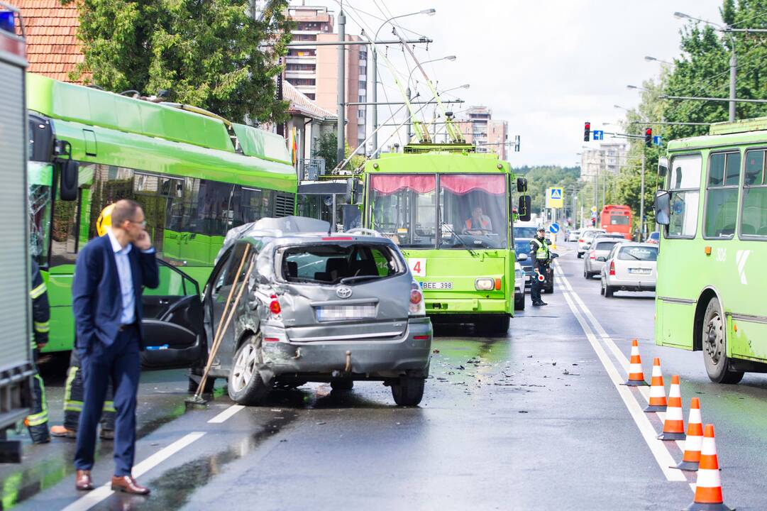 Masinė automobilių ir troleibuso avarija Kaune