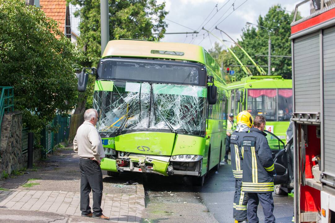 Masinė automobilių ir troleibuso avarija Kaune